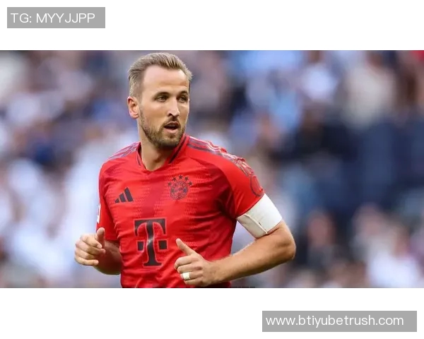 拜仁海报热身美因茨之战阿方索戴维斯独自亮相展现风采